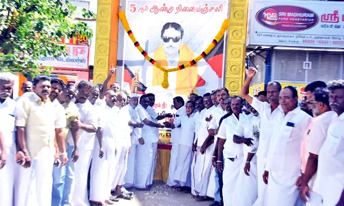 தென்காசியில் கருணாநிதி படத்திற்கு தி.மு.க.வினர் மரியாதை