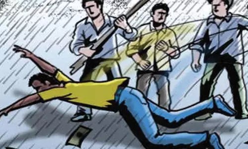 மாணவியுடன் பழகியதால் வாலிபரை மரத்தில் கட்டி வைத்து தர்ம அடி