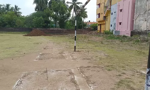 திட்டக்குடியில் அரசு பள்ளி மைதானத்தில் கட்டிடம் கட்ட பள்ளம் தோண்டும் பணிகளை தடுத்து நிறுத்திய முன்னாள் மாணவர்கள்