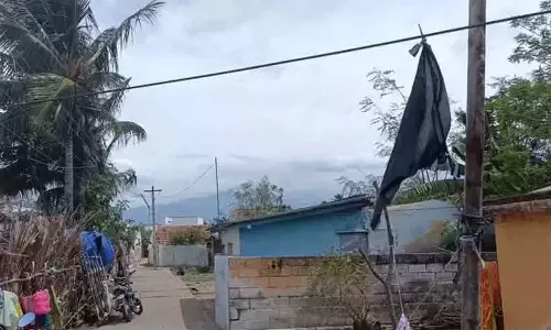 கைத்தறி நெசவாளர்கள் கருப்புக் கொடி கட்டி போராட்டம்