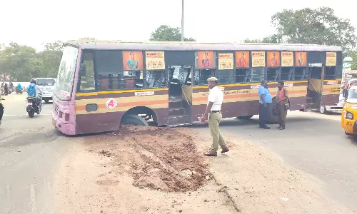 போத்தனூரில் குடிநீர் குழாய் பதிக்க தோண்டப்பட்ட பள்ளத்தில் சிக்கிய அரசு பஸ்