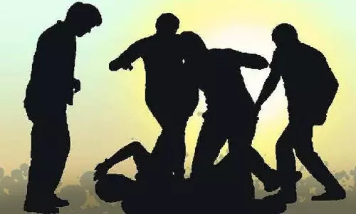 ஆய்வுக்கு சென்ற ஊழியருக்கு அடி-உதை