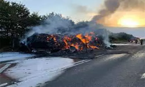 மின் கம்பி உரசியதால் லாரி தீ பிடித்தது