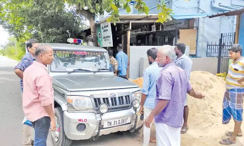 கடையில் பொருட்கள் வாங்குவது போல் நடித்து பணம் திருட்டு; போலீசார் விசாரணை