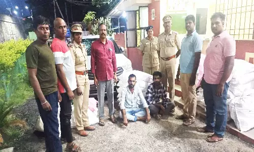 சொகுசு காரில் போதைப் பொருட்கள் பறிமுதல்