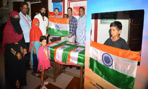 தலைமை தபால் நிலையத்தில் தேசியக்கொடி விற்பனை