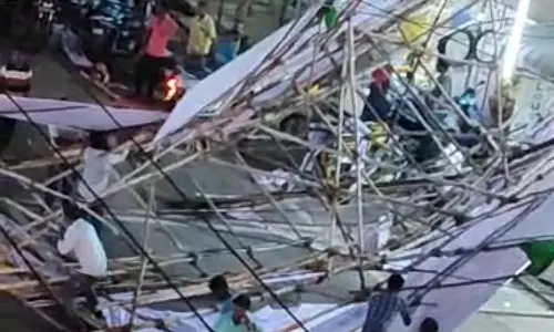 புதுச்சேரியில் அலங்கார வளைவு சரிந்து விழுந்ததில் 3 பேர் காயம்