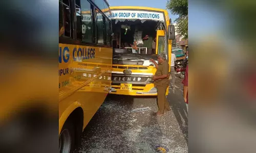 திருப்பூரில் 2 கல்லூரி பேருந்துகள் மோதி விபத்து