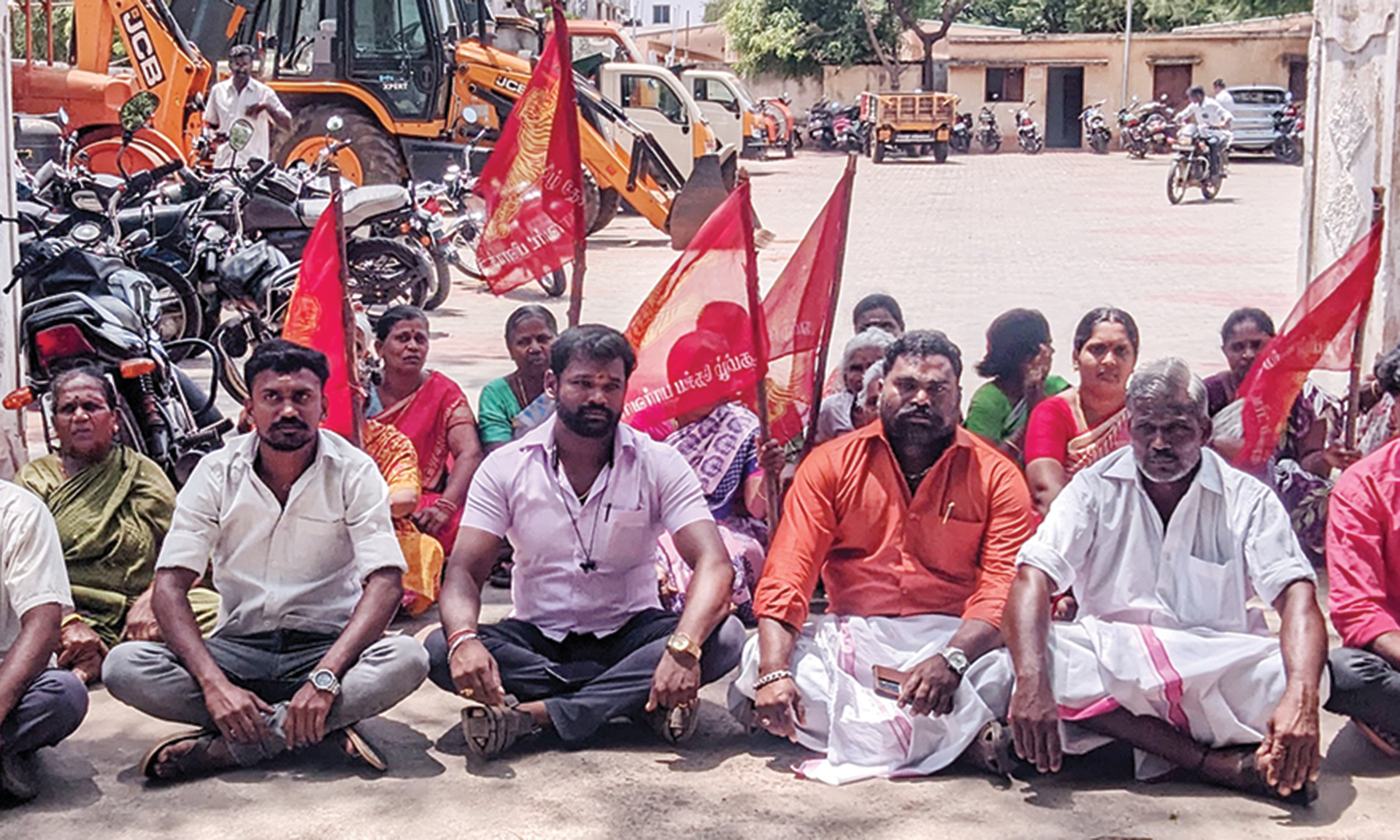 சின்னமனூர் நகராட்சி அலுவலகத்தில் வாய்க்காலை தூர் வாரக்கோரி முற்றுகை போராட்டம்