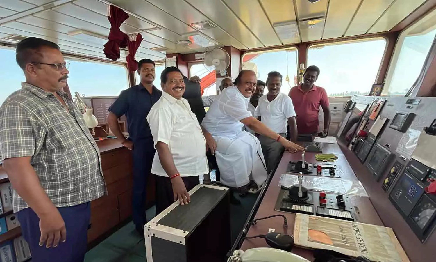 பெரிய அளவிலான சரக்கு கப்பலில் கென்னடி எம்.எல்.ஏ. ஆய்வு பெரிய அளவிலான சரக்கு கப்பலில் கென்னடி எம்.எல்.ஏ. ஆய்வு