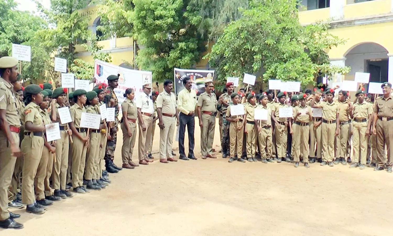 நெல்லை ம.தி.தா. பள்ளி என்.சி.சி. மாணவர்கள் சார்பில் உள்ளூர் பொருட்களை சந்தைப்படுத்துவதன் அவசியம் குறித்து விழிப்புணர்வு பேரணி நெல்லை ம.தி.தா. பள்ளி என்.சி.சி. மாணவர்கள் சார்பில் உள்ளூர் பொருட்களை சந்தைப்படுத்துவதன் அவசியம் குறித்து விழிப்புணர்வு பேரணி