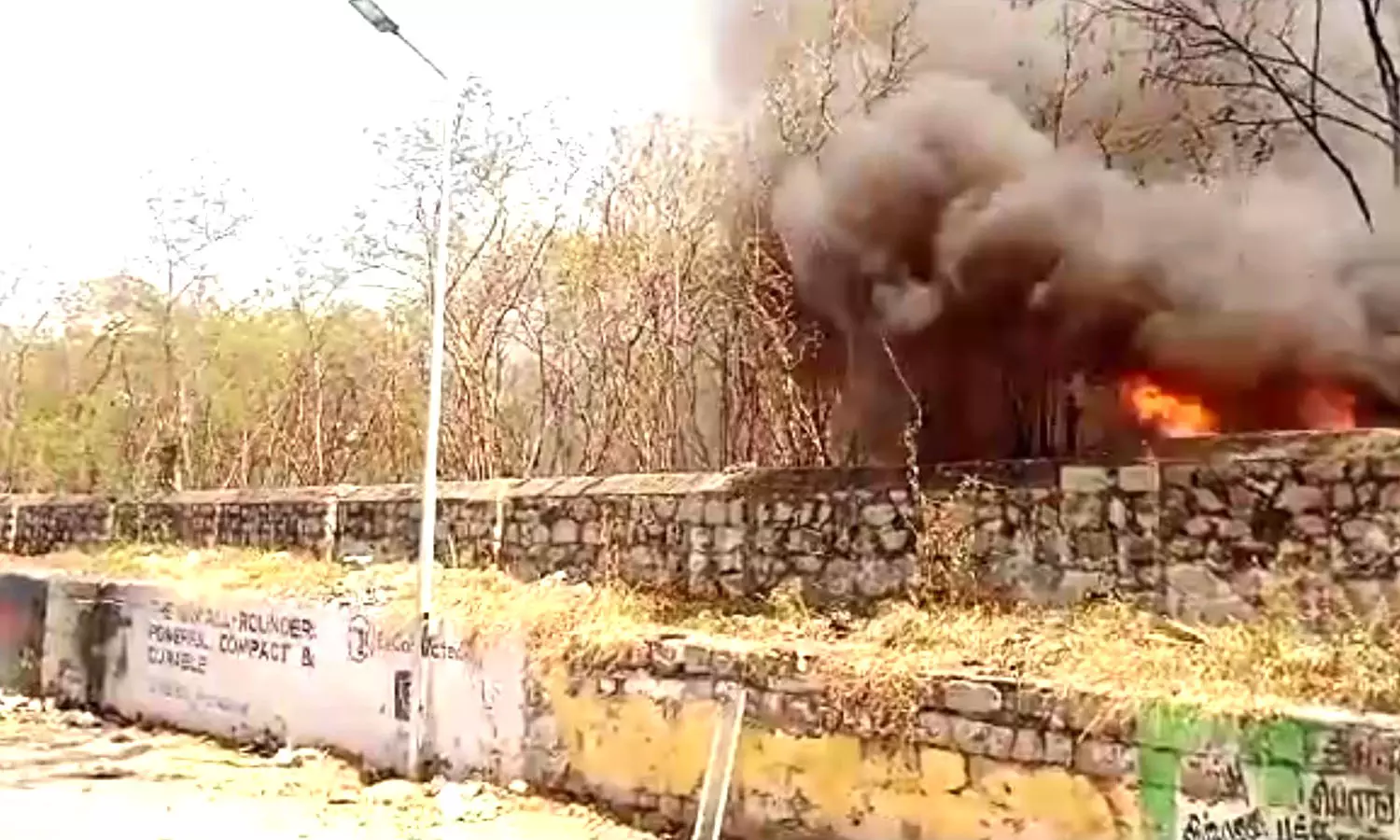 கோவை காட்டூர் பகுதியில் மூடப்பட்ட மில்லில் திடீர் தீவிபத்து கோவை காட்டூர் பகுதியில் மூடப்பட்ட மில்லில் திடீர் தீவிபத்து