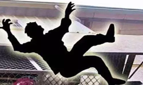 ஐதராபாத்தில் நள்ளிரவில் காதலியை ரகசியமாக சந்திக்க சென்ற வாலிபர் மாடியில் இருந்து விழுந்து பலி