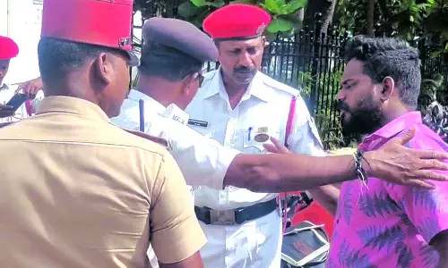 அரசு வேலை கிடைக்காததால் விரக்தி: புதுச்சேரி சட்டசபைக்குள் சான்றிதழ்களை வீசிய விளையாட்டு வீரர் கைது