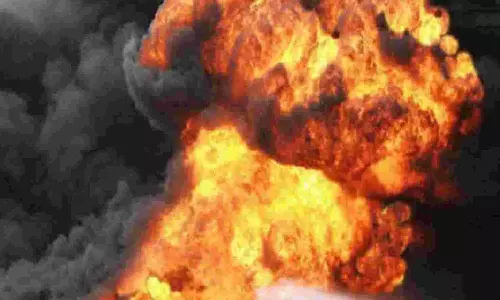 பதுக்கி வைத்து இருந்த பட்டாசால் விபத்து- பெட்ரோல் பங்க் வெடித்து சிதறியது