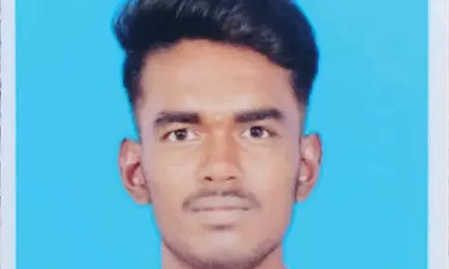 கயத்தாறு அருகே விபத்து- நின்ற லாரி மீது மோட்டார் சைக்கிள் மோதி வாலிபர் பலி