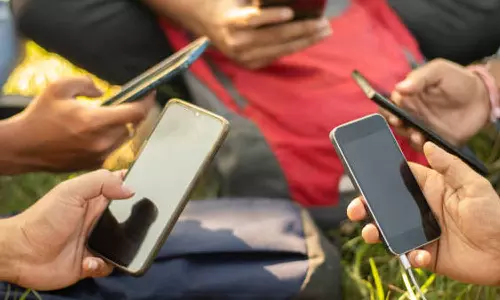 பொழுதுபோக்கிற்காக ஸ்மார்ட்போன்களை அதிகம் பயன்படுத்தும் பள்ளி மாணவர்கள்- ஆய்வில் அதிர்ச்சி தகவல்கள்
