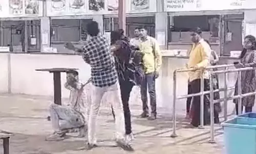 கோவிலுக்குள் துப்பாக்கியுடன் நுழைந்த நபரை கன்னத்தில் அறைந்த பக்தர்- பயங்கரவாத தடுப்பு ஒத்திகையில் பரபரப்பு