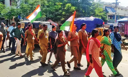 இல்லந்தோறும் தேசியக்கொடி ஏற்ற பழனியில் தபால் ஊழியர்கள் விழிப்புணர்வு ஊர்வலம்