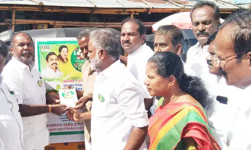 அ.தி.மு.க. மாநாட்டிற்கு மரக்கன்று வழங்கி அழைத்த முன்னாள் அமைச்சர்