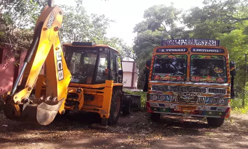 மரக்காணம் அருகே செம்மண், கிராவல் கடத்திய லாரி, ஜே.சி.பி. எந்திரம் பறிமுதல்