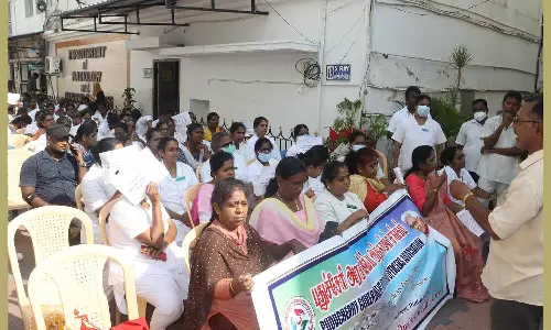 2 மணி நேரம் பணிகளை புறக்கணித்து நர்சுகள் போராட்டம்