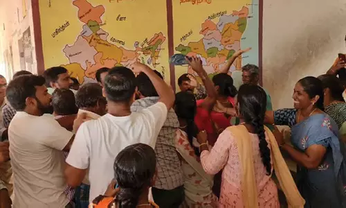 கும்மிடிப்பூண்டியில்  பள்ளிக்குள் புகுந்து ஆசிரியரை தாக்கிய பொதுமக்கள்: 2-வது நாளாக அதிகாரிகள் விசாரணை