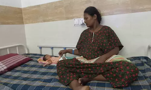 அரசு மருத்துவக்கல்லூரி ஆஸ்பத்திரியில் வராண்டாவில் படுத்திருந்த தாய், குழந்தைக்கு தனி அறை ஒதுக்கீடு- கல்லூரி முதல்வர் உத்தரவு