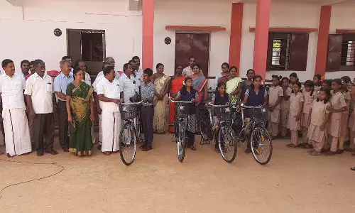 ராஜாக்கமங்கலத்தில் மாணவ-மாணவிகளுக்கு இலவச சைக்கிள் - மேயர் மகேஷ் வழங்கினார்