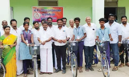 ஓட்டப்பிடாரம் அருகே 73 மாணவ, மாணவிகளுக்கு இலவச சைக்கிள்கள் - சண்முகையா எம்.எல்.ஏ. வழங்கினார்