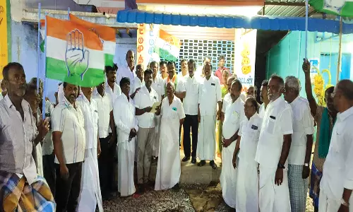 காங்கிரசார் இனிப்பு வழங்கி கொண்டாட்டம்
