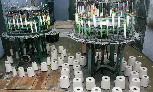 வெளிமார்க்கெட்டில் நூல்களை வாங்க விசைத்தறியாளர்கள் வலியுறுத்தல்