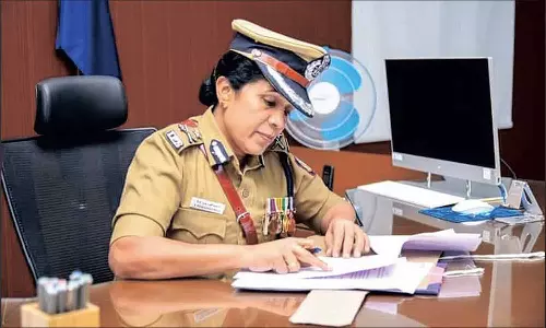 கோவை மாவட்டத்தை கலக்கும் பெண் போலீஸ் அதிகாரிகள்