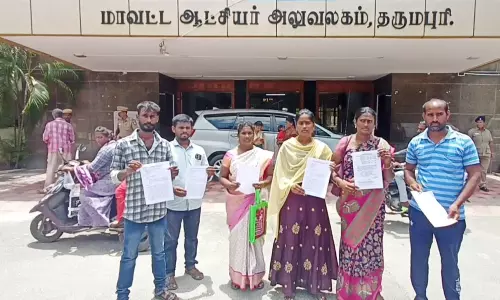 காலை  உணவு திட்டத்திற்கு லஞ்சம் கேட்கும் அதிகாரி மீது  நடவடிக்கை எடுக்க வேண்டும்- பாதிக்கப்பட்ட பெண் கலெக்டரிடம் புகார் மனு
