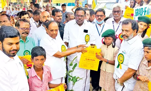 அரசு பள்ளி மாணவர்களுக்கு மஞ்சப்பை வழங்கிய அமைச்சர்