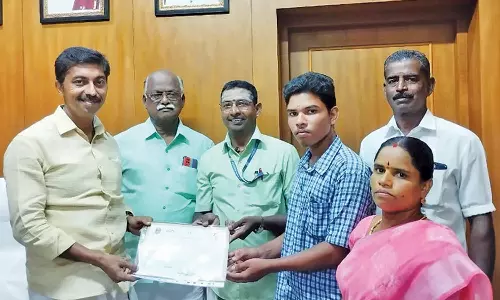 கவிதை போட்டியில் சிறப்பிடம் பிடித்த பள்ளி மாணவனுக்கு பாராட்டு