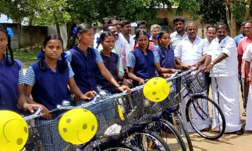 அதியமான் கோட்டை அரசு பள்ளியில் மாணவர்களுக்கு இலவச சைக்கிள்