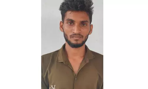 பயணியிடம் செல்போன் திருடியவர் கைது