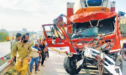 முன்னால் சென்ற லாரி மீது  கண்டெய்னர் லாரி மோதி டிரைவர் சாவு