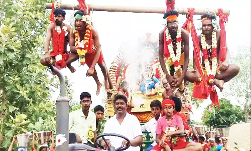 அம்மன் கோவிலில் பறக்கும் காவடி எடுத்து நேர்த்திக்கடன்