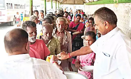 உடுமலையில் பொதுமக்களுக்கு அன்னதானம்