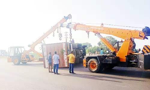 கன்டெய்னர் லாரி கவிழ்ந்தது