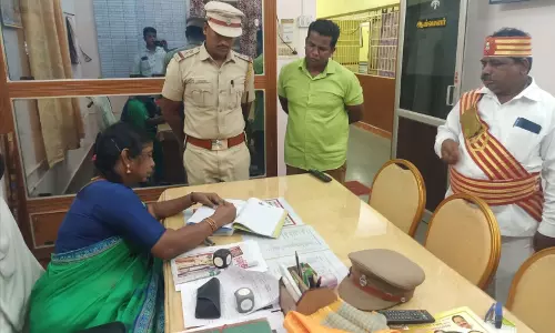 போலீஸ் நிலையத்தில் கலெக்டர் திடீர் ஆய்வு