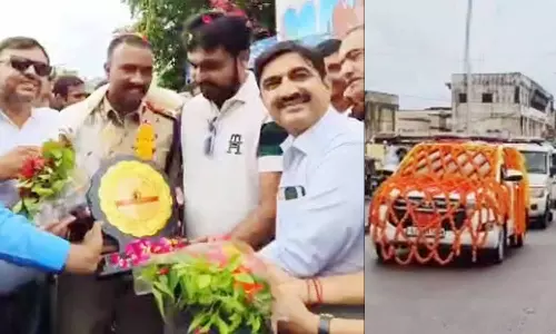 குஜராத் மக்களின் மனங்களை வென்றார்: போலீஸ் அதிகாரிக்கு பூ மழை தூவி கண்ணீர் மல்க உற்சாக வழியனுப்பு விழா