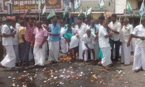 பல்லடம் அருகே தேங்காய் உடைக்கும் போராட்டம்