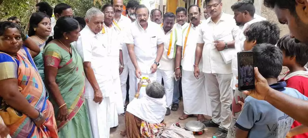 நரிக்குறவர்களுக்கு கதர் ஆடை வழங்கிய காங்கிரஸ் நரிக்குறவர்களுக்கு கதர் ஆடை வழங்கிய காங்கிரஸ்