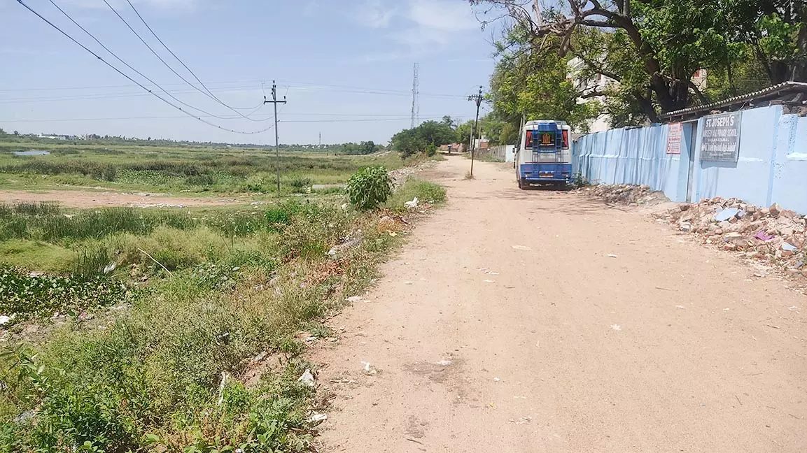 வைகை ஆற்றின் கரைகளில் சாலை அமைக்க கோரிக்கை