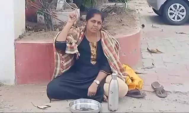 பெட்ரோல் பங்க் வைப்பதற்காக அண்ணனுக்கு பணத்தை கொடுத்துவிட்டு வீதியில் பிச்சை எடுத்த தங்கை பெட்ரோல் பங்க் வைப்பதற்காக அண்ணனுக்கு பணத்தை கொடுத்துவிட்டு வீதியில் பிச்சை எடுத்த தங்கை