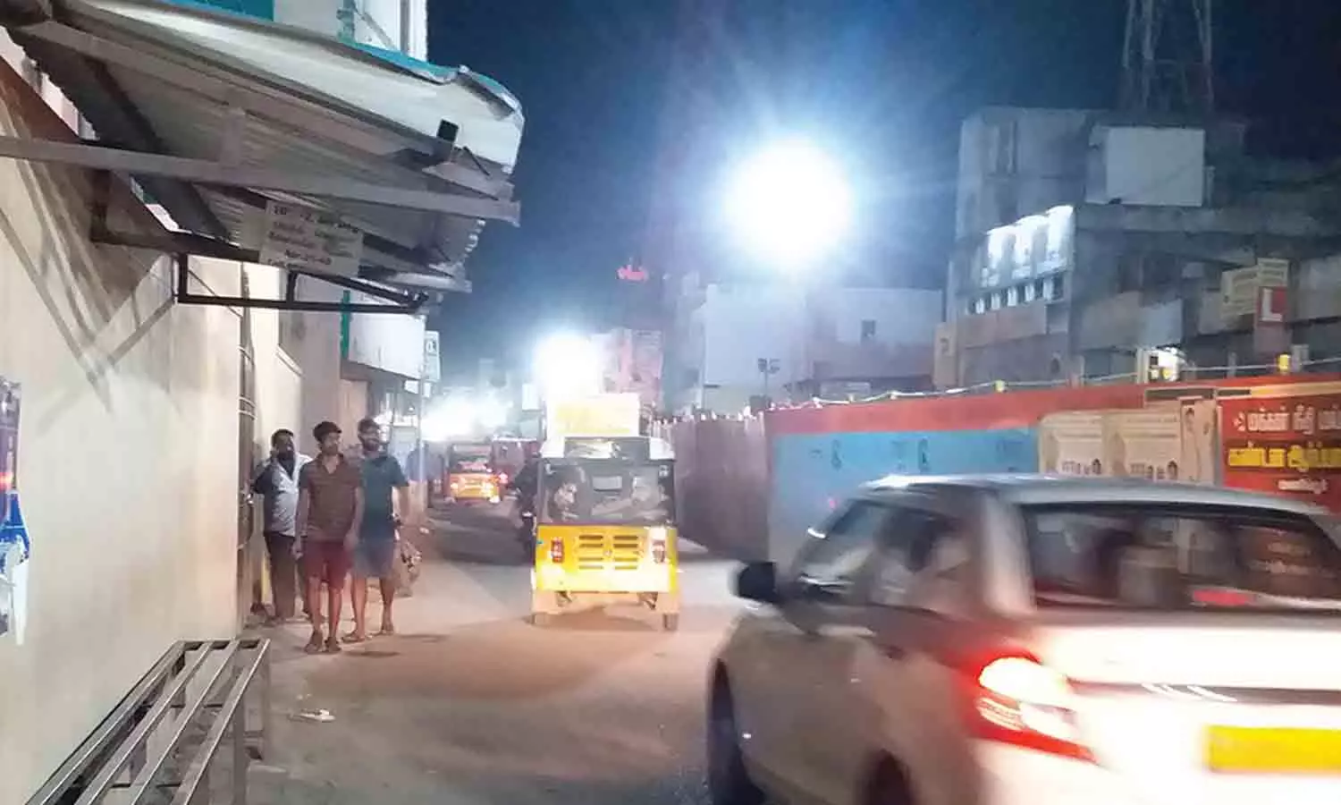 மெட்ரோ ரெயில் பணிக்கு பஸ்நிறுத்தம் அகற்றப்பட்டதால் பயணிகள் அவதி மெட்ரோ ரெயில் பணிக்கு பஸ்நிறுத்தம் அகற்றப்பட்டதால் பயணிகள் அவதி