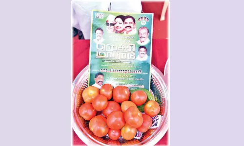 பழனியில் ருசிகரம்: தாம்பூலத்தட்டில் தக்காளி வைத்து மாநாட்டுக்கு அழைப்பிதழ் வழங்கிய அ.தி.மு.க.வினர்